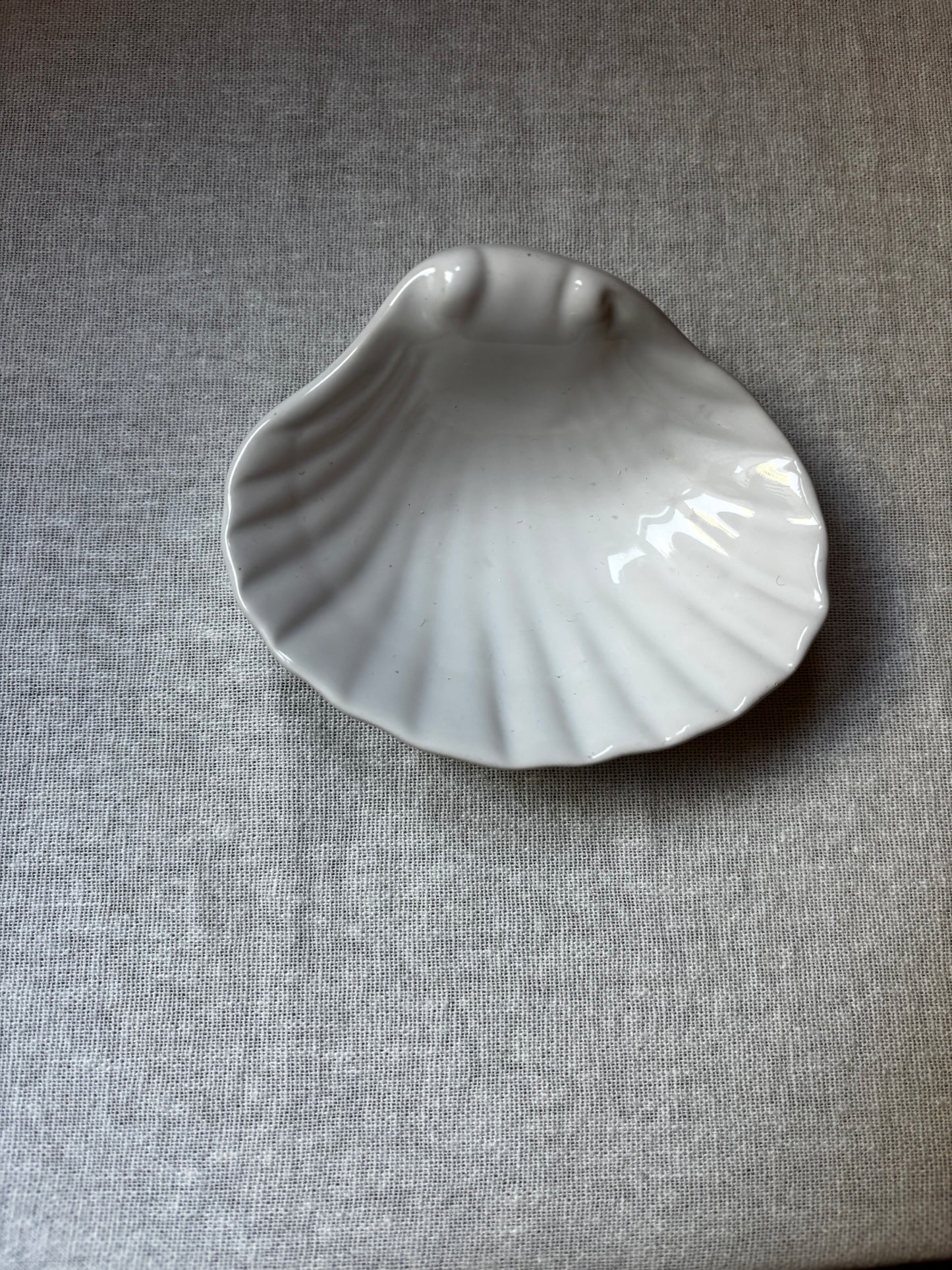 Raised-edged shell-form dish