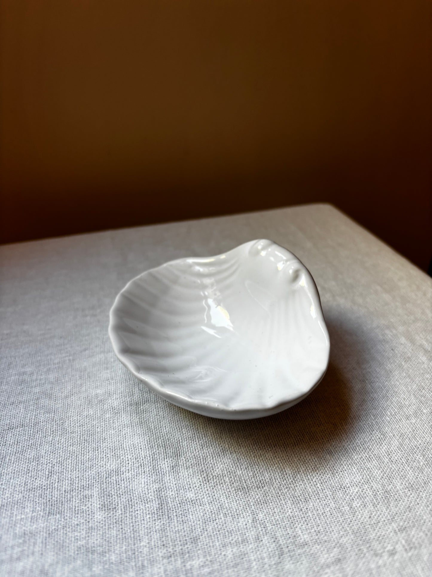 Raised-edged shell-form dish