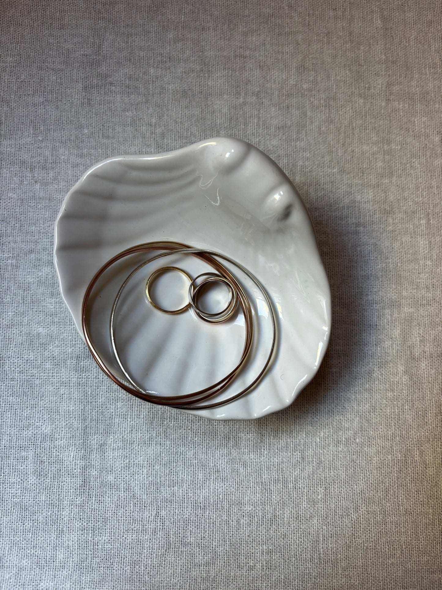 Raised-edged shell-form dish