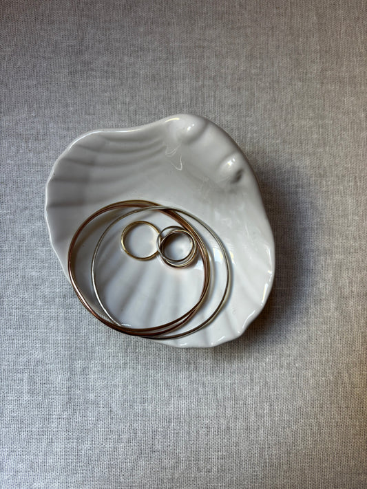 Raised-edged shell-form dish