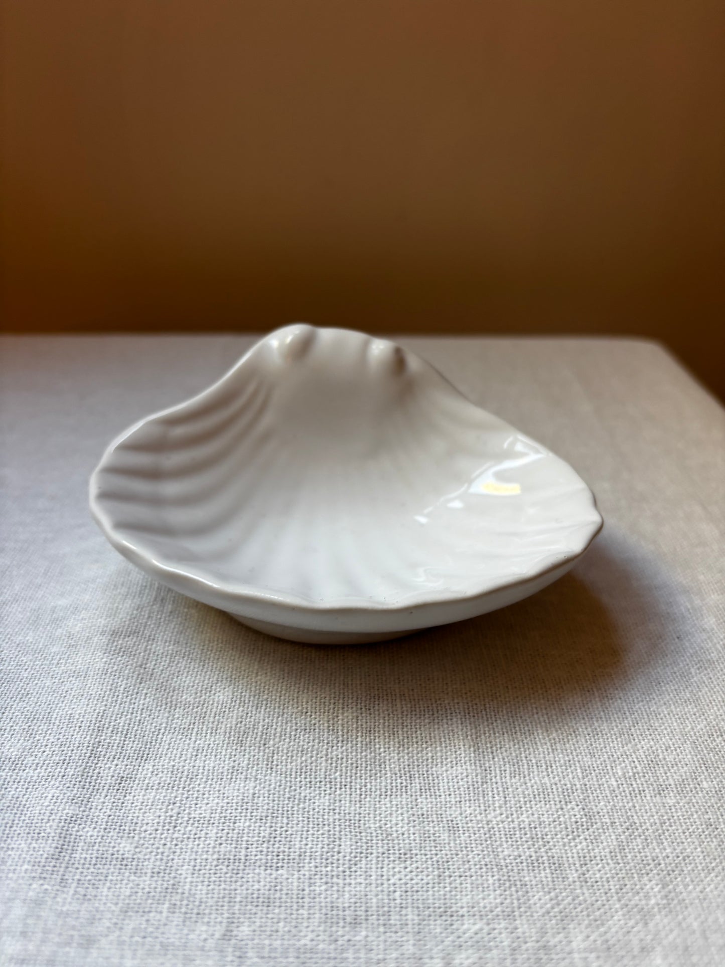 Raised-edged shell-form dish