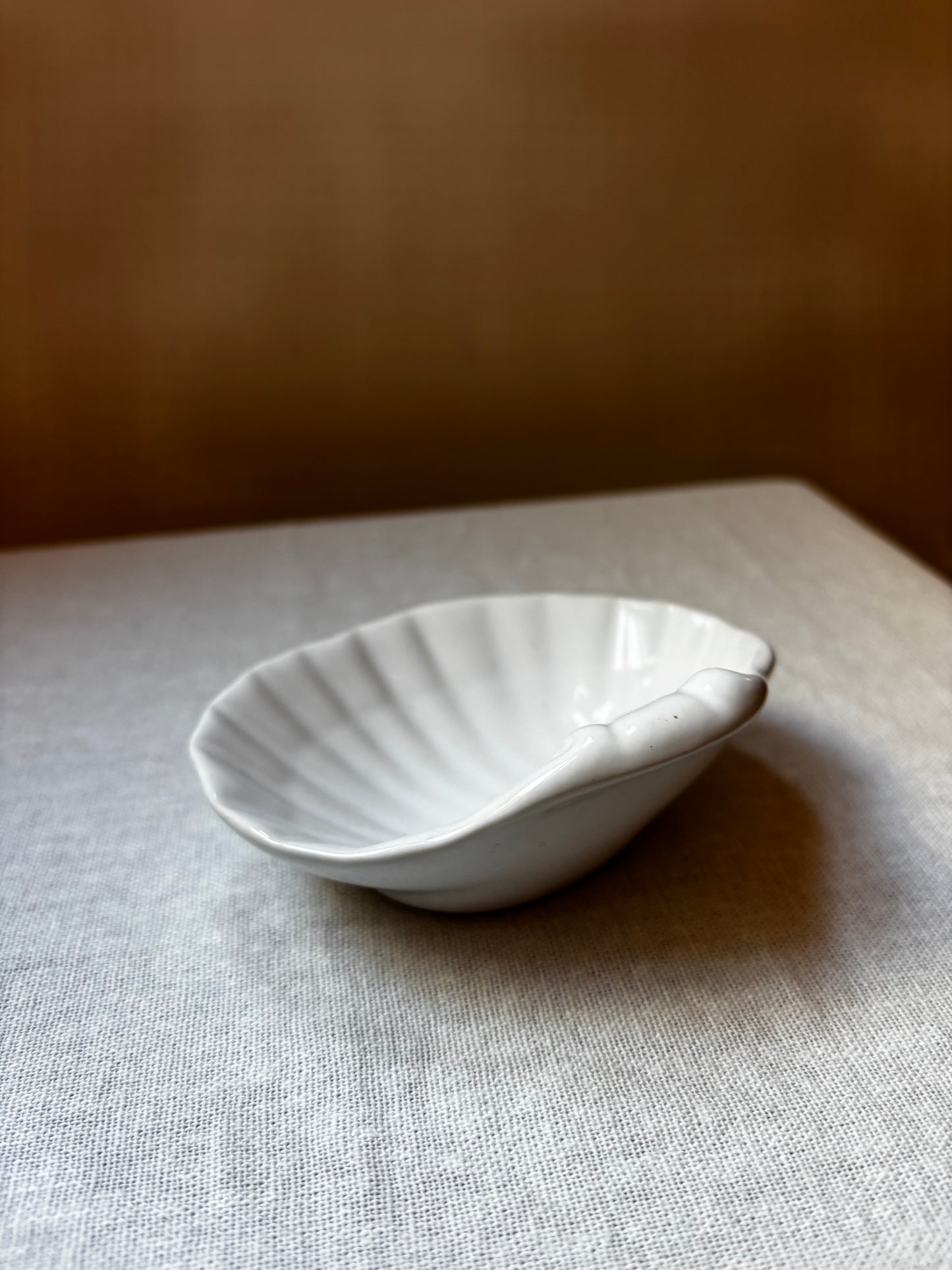 Raised-edged shell-form dish