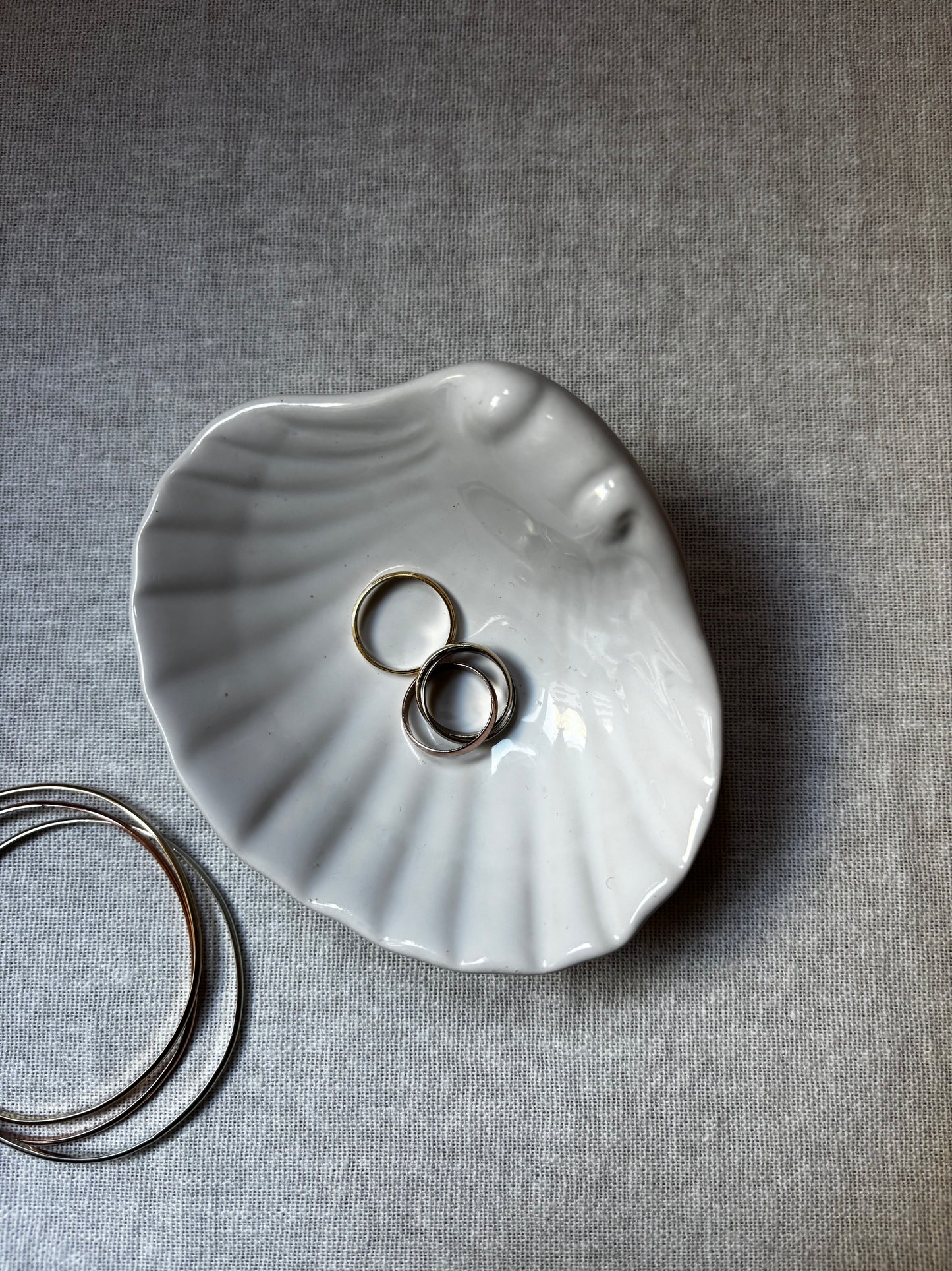 Raised-edged shell-form dish
